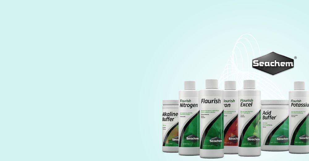 Gama de productos Seachem para acuarios plantados — fertilizantes y suplementos sobre fondo azul claro.