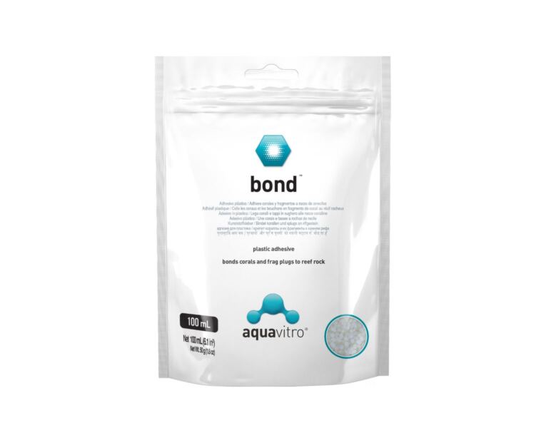 Aquavitro Bond (Termoplástico para unir corales y rocas), un plástico adhesivo exclusivo de baja temperatura de fusión. Por lo tanto, puede usarlo para fijar corales a rocas o fusionar rocas para obtener cimientos más estables en acuarios de arrecife.