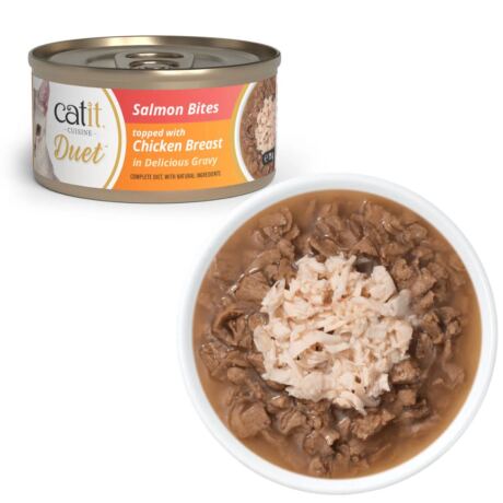 Catit Cuisine Duet Bocaditos de Salmón con Pollo en Caldo Natural 75g es una comida húmeda premium para gatos, elaborada con ingredientes naturales y de alta calidad.
